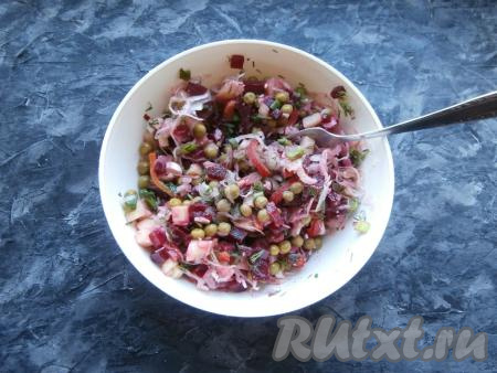 Салат посолить и поперчить по вкусу, заправить ароматным подсолнечным маслом.