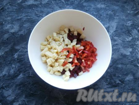 Добавить также нарезанный картофель. В винегрет ещё&nbsp;можно добавить&nbsp;нарезанный соломкой болгарский перец, но это по желанию.