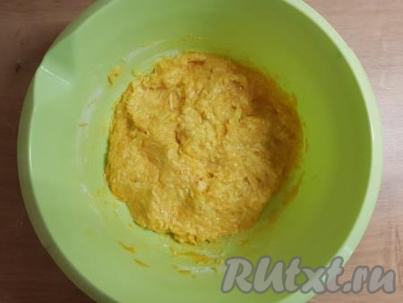 Перемешать все ингредиенты до однородности. По консистенции получается достаточно густое тесто.
