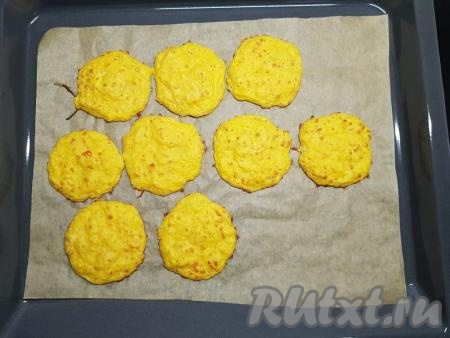 Выпекать тыквенные оладьи в разогретой до 180 градусов духовке в течение 15-20 минут (до готовности).