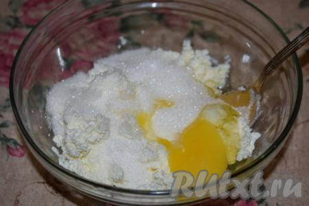 Пока песочное тесто охлаждается, подготовим творожную начинку для корзиночек. Для этого в миску кладём творог, добавляем ванилин, яйцо, сметану и сахар.