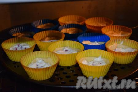 Ставим формочки на противень, отправляем в разогретую духовку и выпекаем песочные корзиночки с творожной начинкой при температуре 180 градусов, примерно, 28-30 минут (до готовности). На фото первая партия, вторую партию печём аналогично.