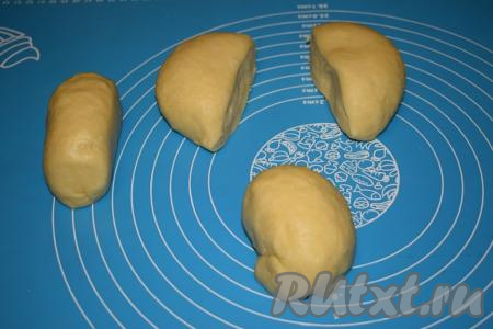 Замешиваем плотное, гладкое тесто, оно получается однородным и хорошо держит форму, при работе с ним оно не липнет ни к столу, ни к рукам. Разделяем его на 4 части для того, чтобы оно быстрее охладилось, и отправляем в холодильник на 25-30 минут.