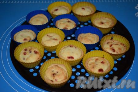 Готовые песочные корзиночки с творогом достаём из духовки и даём им остыть. Затем вынимаем корзиночки из формочек.