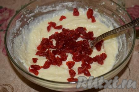 Добавляем сушёную вишню (можно заменить на изюм, чернослив, курагу или клюкву, всё&nbsp;зависит от ваших предпочтений, а можно сухофрукты и не добавлять вовсе), перемешиваем и наша творожная начинка для песочных корзиночек готова.