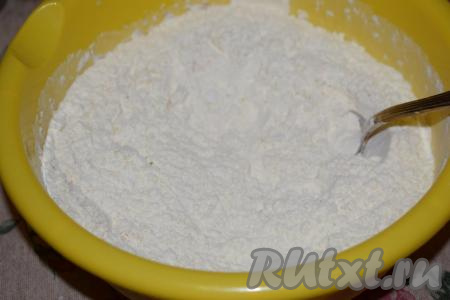 Для замешивания песочного теста насыпаем в миску муку, добавляем сахар, ванилин и соль, хорошо перемешиваем мучную смесь.