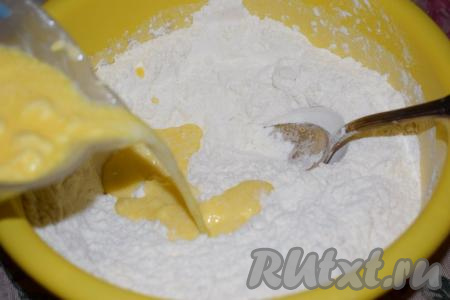 Выливаем молочно-маргариновую смесь в миску с мучной смесью.