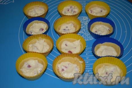 Далее заполняем наши корзиночки творожной начинкой.