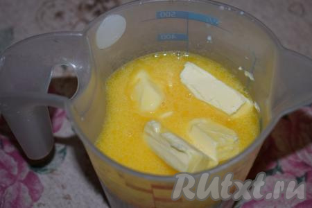 Молоко разогреваем до горячего состояния, кладём в него маргарин, ждём пару минут, чтобы маргарин размягчился.