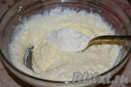 Перемешиваем творожную массу при помощи вилки до однородности и добавляем муку, ещё раз перемешиваем.