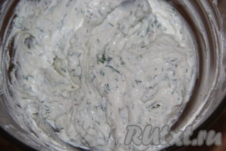 Перемешать творожную массу с зеленью при помощи ложки.