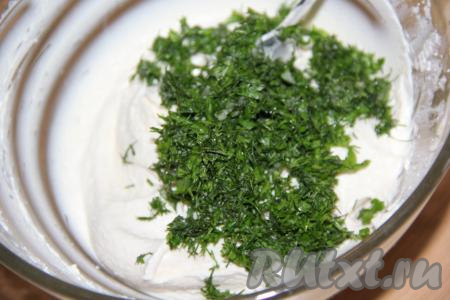 В творожную массу добавить зелень, смешанную с солью и чесноком.