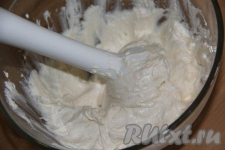 Погружным блендером пробить творожную массу до однородного состояния.