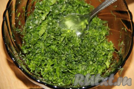Перемешать зелень с солью и чесноком.