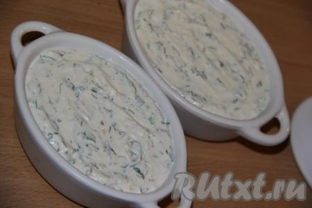 Выложить творожную намазку в керамические формы (или в баночку) с крышкой. Убрать&nbsp;в холодильник на пару часов для застывания.