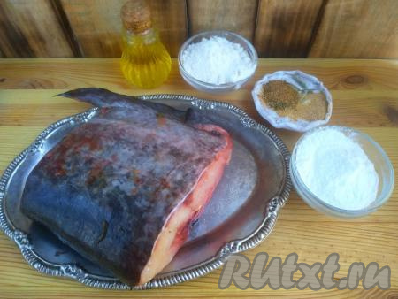 Подготовить продукты для приготовления сома, жаренного на сковороде.