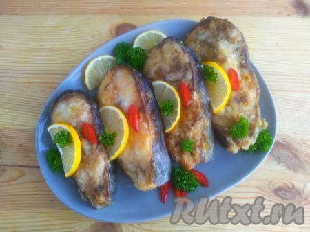 Готовые кусочки рыбы промокнуть бумажным полотенцем, убирая излишки жира, и переложить на тарелку для подачи, украсить (я украсила кучерявой петрушкой, дольками лимона и горьким перцем) и в горячем виде подать к столу.