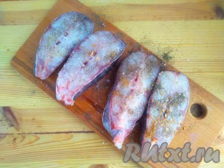 Кусочки сома промокнуть бумажным полотенцем, посолить, поперчить, посыпать специями, оставить на 7-10 минут при комнатной температуре.