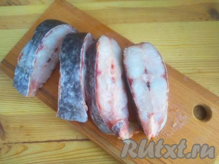 Нарезать рыбу кусочками шириной 1,5 см.