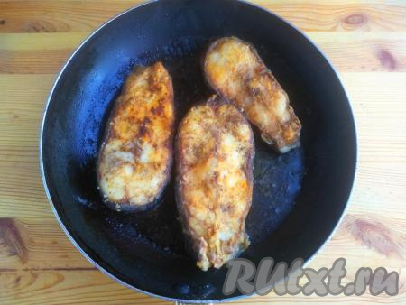 Затем кусочки сома перевернуть и жарить с другой стороны до румяности (на это потребуется 2-3 минуты). Когда рыбка обжарится с двух сторон, убавить огонь до минимума, накрыть сковороду крышкой и продолжать готовить ещё 15 минут.