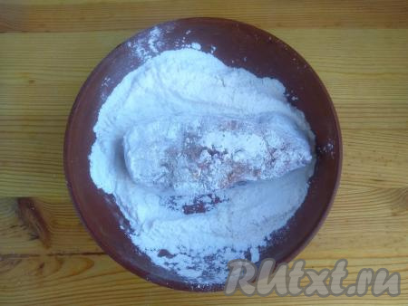 Обвалять каждый кусочек сома со всех сторон в смеси муки и крахмала, излишки смеси стряхнуть.