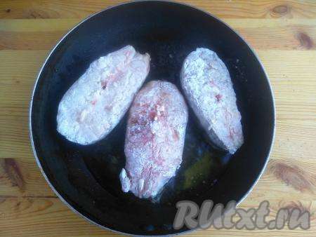 На сковороде раскалить растительное масло, выложить подготовленные кусочки сома и жарить их на среднем огне в течение 2-3 минут (до румяной корочки).