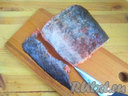 У сома отрезать плавники.