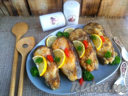 У сома, пожаренного на сковороде, румяная корочка, нежная, чуть сладковатая мякоть. Блюдо аппетитно смотрится и не останется без внимания на вашем столе. На гарнир можно подать отварной рис или картофель.