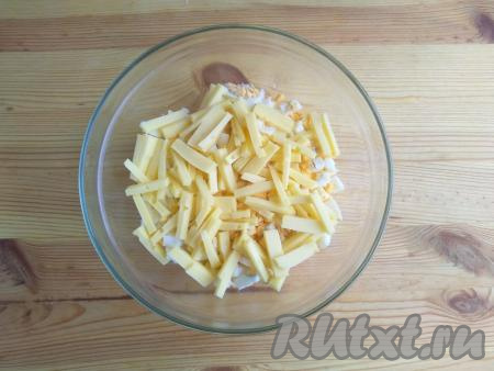 Сыр нарезать брусочками, выложить в миску с ананасами и яйцами.