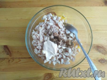 Салат посолить, поперчить, заправить майонезом. Оставить для пропитывания на 10-15 минут при комнатной температуре.