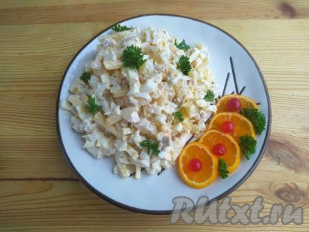 На тарелку для подачи выложить гавайский салат, украсить его (я украсила яркими кружочками мандаринов, кучерявый петрушкой и свежими ягодами) и подать к столу.