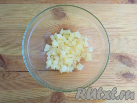 Кольца ананаса нарезать на мелкие кубики с размером стороны 0,8 см, выложить в миску.