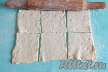 Возьмите размороженный пласт слоёного теста. На поверхности, присыпанной мукой, раскатайте его с помощью скалки в пласт со сторонами, примерно, 24 см на 16 см. Разделите пласт на 6 квадратов. Не переживайте, если квадраты не будут идеально ровными. При лепке самсы всё исправится. Подобным образом поступите со вторым пластом теста.
