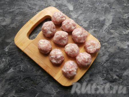 Влажными руками сформировать из фарша небольшие фрикадельки.
