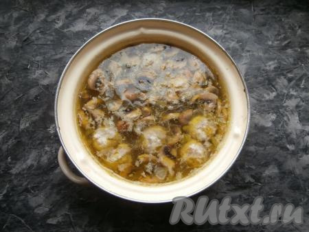 Когда суп с шампиньонами закипит, добавить в кастрюлю подготовленные фрикадельки, дать снова закипеть, а после этого варить на небольшом огне около 10 минут.