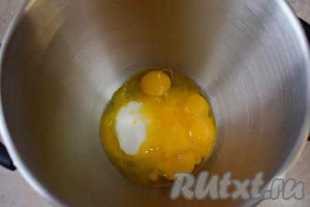 В чаше для взбивания соедините яйца с сахаром и взбивайте их на максимальной скорости миксера 3-5 минут, чтобы масса увеличилась в объёме, стала светлой, пышной пеной.