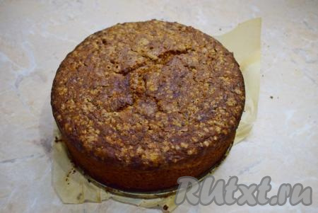 Время выпечки во многом зависит от особенностей вашей духовки. Готовый морковно-ореховый бисквит будет немного пружинить при надавливании. Можно проверить его готовность, проткнув сухой деревянной шпажкой (если бисквит готов, то и после вытаскивания из бисквита шпажка останется сухой). Извлеките бисквит из формы и остудите. Для того чтобы бисквит хорошо разрезался на коржи, ему надо отлежаться, поэтому остывший бисквит заверните в пищевую&nbsp; плёнку и уберите в холодильник на ночь.