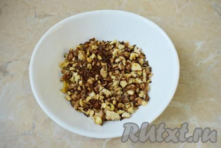 Грецкие орехи немного порубите ножом.