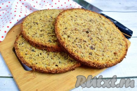 На следующий день вкусный, пышный, ароматный морковный бисквит с грецкими орехами разрежьте на 3-4 коржа и используйте для приготовления торта.