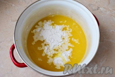 Перелейте сок в небольшую кастрюльку (или ковш), в которой будете варить апельсиновый курд. Снимите с апельсина цедру - тонкий слой кожуры оранжевого цвета. Цедру очень удобно снимать с апельсина с помощью мелкой тёрки, не затрагивая белый слой (именно белый слой, находящийся под цедрой, может дать горечь). К апельсиновому соку добавьте крахмал и 1 столовую ложку цедры, перемешайте венчиком, чтобы крахмал разошёлся и не осталось комочков.