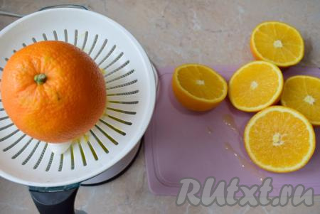 Первым делом выжмите сок из апельсинов, чтобы получилось 300 мл. Обычно для этого хватает 3 апельсинов. Если апельсины маленькие и сока вышло немного меньше, то долейте воду до нужного объёма. Свежевыжатый апельсиновый сок можно процедить через сито.