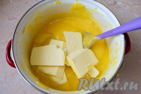 Снимите кастрюлю с огня и в горячую массу добавьте кусочки сливочного масла. Очень хорошо перемешайте, чтобы масло растаяло и вмешалось в массу.