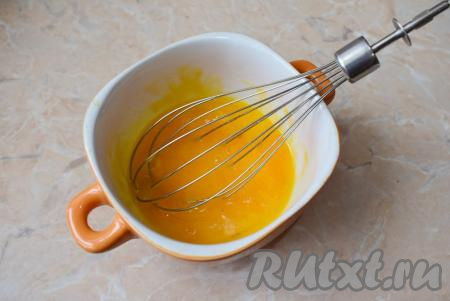 В отдельной чаше взболтайте венчиком яичные желтки.
