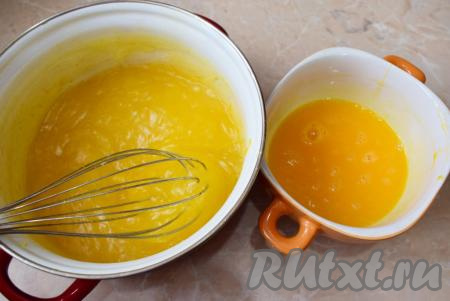 Перемешивая желтки венчиком, добавляйте к ним понемногу горячей апельсиновой смеси, хорошо перемешивая каждый раз венчиком до однородности. Получившуюся яично-апельсиновую смесь добавьте к апельсиновой смеси, оставшейся в кастрюльке (или ковшике), перемешайте и верните на огонь. При постоянном помешивании&nbsp;доведите апельсиновый курд на небольшом огне до густоты и появления первых пузырьков закипания.