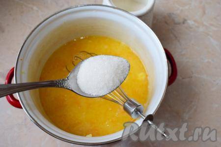Затем добавьте сахар. Количество сахара можно изменить в зависимости от вкуса апельсинов. Если сами апельсины кислые, то сахара можно добавить больше. Вмешайте сахар и поставьте кастрюлю на средний огонь. При постоянном помешивании доведите апельсиновую смесь до кипения и снимите с огня. При нагревании масса загустеет.