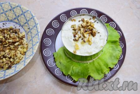 Верх салата обильно посыпьте обжаренными грецкими орехами.