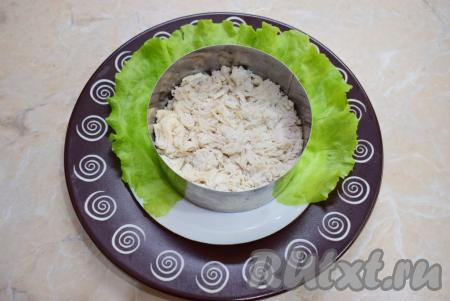 Этот салат готовится слоями. Его можно приготовить порционно, выкладывая в кулинарное кольцо (как это сделала я) или&nbsp;в одном глубоком салатнике. Мелко нарежьте отварное куриное мясо и выложите его в качестве первого слоя. Этот слой и все последующие, кроме верхнего слоя из грецких орехов, смазывайте небольшим количеством майонеза.