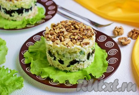 Слоёный салат с курицей, черносливом, свежим огурцом и грецкими орехами&nbsp;готов, немного его охладите в холодильнике и можно подавать. Салатик получается очень вкусным,&nbsp;сытным и красиво выглядит на любом&nbsp;столе.