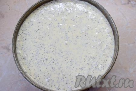 Не очень густое, воздушное маковое тесто перелейте в разъёмную форму для выпечки диаметром 20 см, дно которой заранее застелите пергаментом. Немного прокрутите форму, чтобы тесто равномерно распределилось. Выпекайте бисквит в духовке, предварительно разогретой до 180 градусов, 40-50 минут (продолжительность выпечки во многом зависит от особенностей вашей духовки). Проверить бисквит на готовность можно с помощью деревянной шпажки (проткните сухой шпажкой бисквит и вытащите, если она осталась сухой, значит бисквит готов и нужно его доставать из духовки).