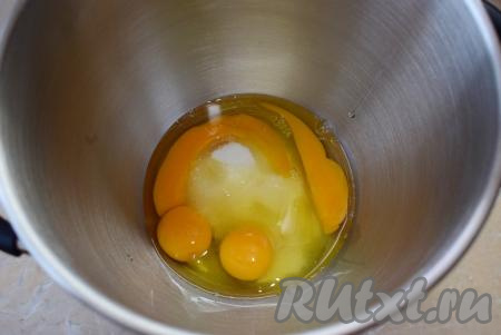 Для приготовления бисквита соедините яйца с сахаром и взбейте их миксером, масса должна увеличиться в размере, стать пышной и достаточно густой (в зависимости от мощности миксера на этой потребуется 3-5 минут).